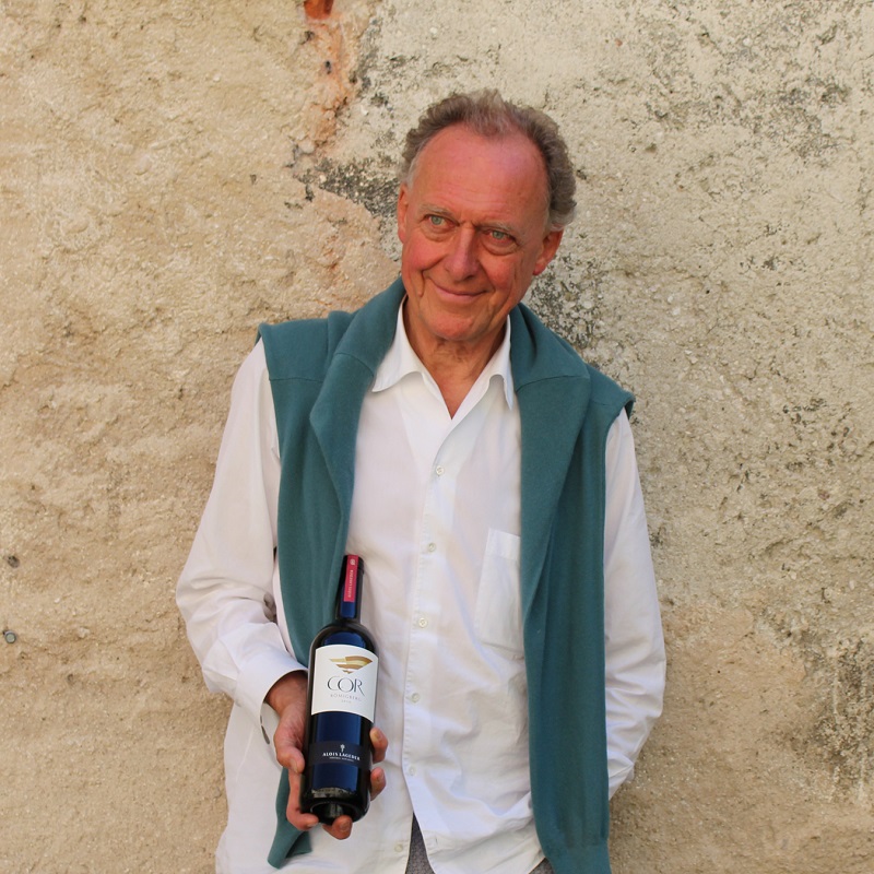 Alois-mit-Flasche