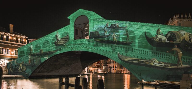 Romantic-streets-of-Venice-Italy-Rialto-Bridge