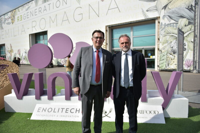 Da Destra Il Ministro Del Turismo Massimo Garavaglia E Il Prof Diego Begalli Direttore Del Dipartimento Di Economia Aziendale Delluniversita Di Verona E1649909884933
