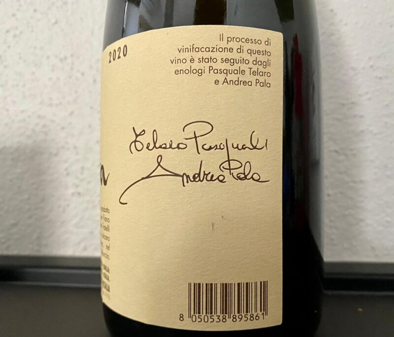 Storie di vulcani, di terre benedette, di grandi amicizie e di profonde emozioni: il vino Eli Zambrotta delle Cantine Telaro è una realtà