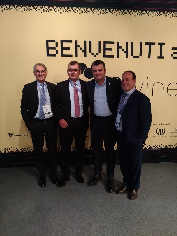 Ernesto Abbona Presidente Uiv Maurizio Danese Presidente Di Veronafieregian Marco Centinaio Ministro Dellagricoltura E Giovanni Mantovani Direttore Generale Di Veronafiere