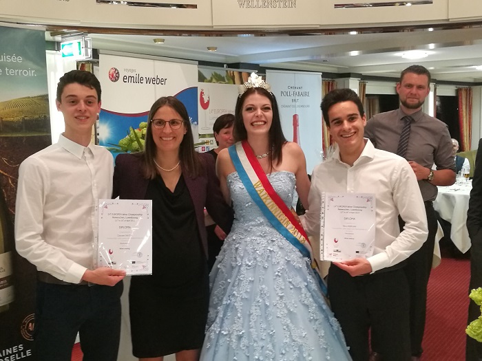 I Due Studenti Saltori A Sx E Pedegani A Dx Premiati Dalla Scuola Organizzatrice E Dalla Regina Del Vino Del Lussemburgo