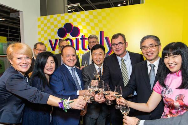 International Winespirits Fair Hong Kong Brindisi Apertura Con Vertici Veronafiere James Lau Acting Financial Secretary Of Hk Special Administrativ