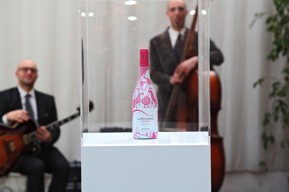 Banfi presenta l'edizione limitata de "La pettegola 2018" firmata da Ale Giorgini
