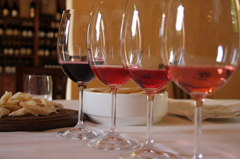 Vino & arte, accoppiata vincente alla Rocca di Dozza. Dal 2 luglio al 6 agosto tornano le "Sere d’estate fresche di vino…a corte"