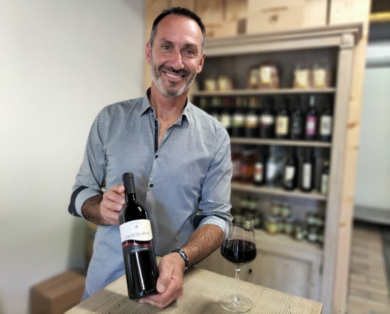 Mauro Altini Con Il Vino Premiato Copia E1633350629958