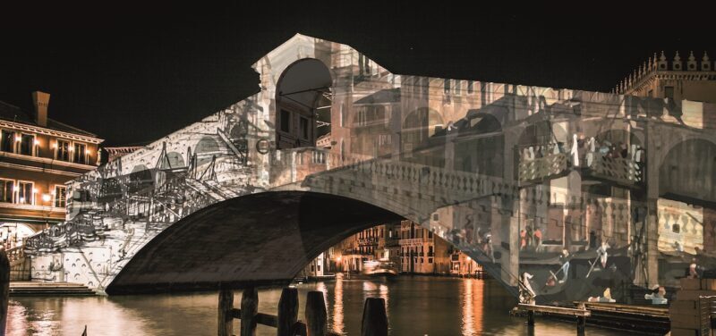 Venezia, il “Natale di Luce 2020” tinge d’arte il Ponte di Rialto. E spunta un brindisi del Prosecco DOC