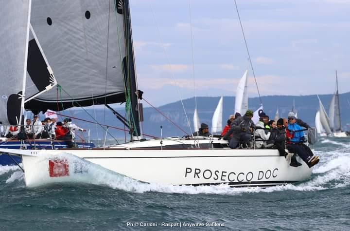 Barcolana adrenalica con risvolti solidali. Prosecco Doc gonfia le vele