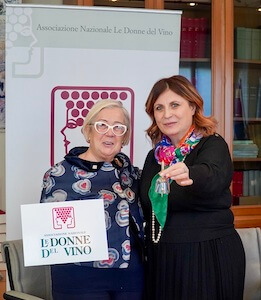 donatella-cinelli-colombini-passa-il-campanellino-alla-nuova-presidente-daniela-mastroberardino