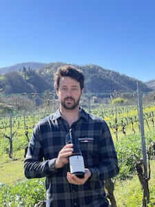 daniele-casali-con-la-prima-bottiglia-di-romagna-doc-famoso-mercato-saraceno