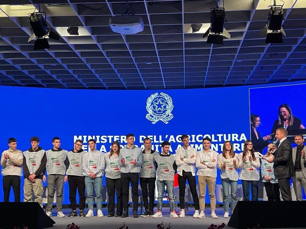 Studenti Fem premiati a Vinitaly dal Ministro Lollobrigida