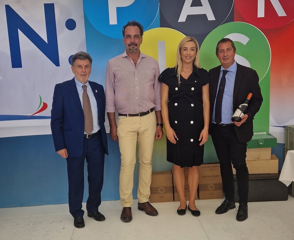 da-sx-tommaso-ponzanelli-e-marco-profumo-della-cantina-mossi-1558-la-vice-presidente-del-coni-silvia-salis-e-il-presidente-della-federazione-italiana-vela-francesco-ettore